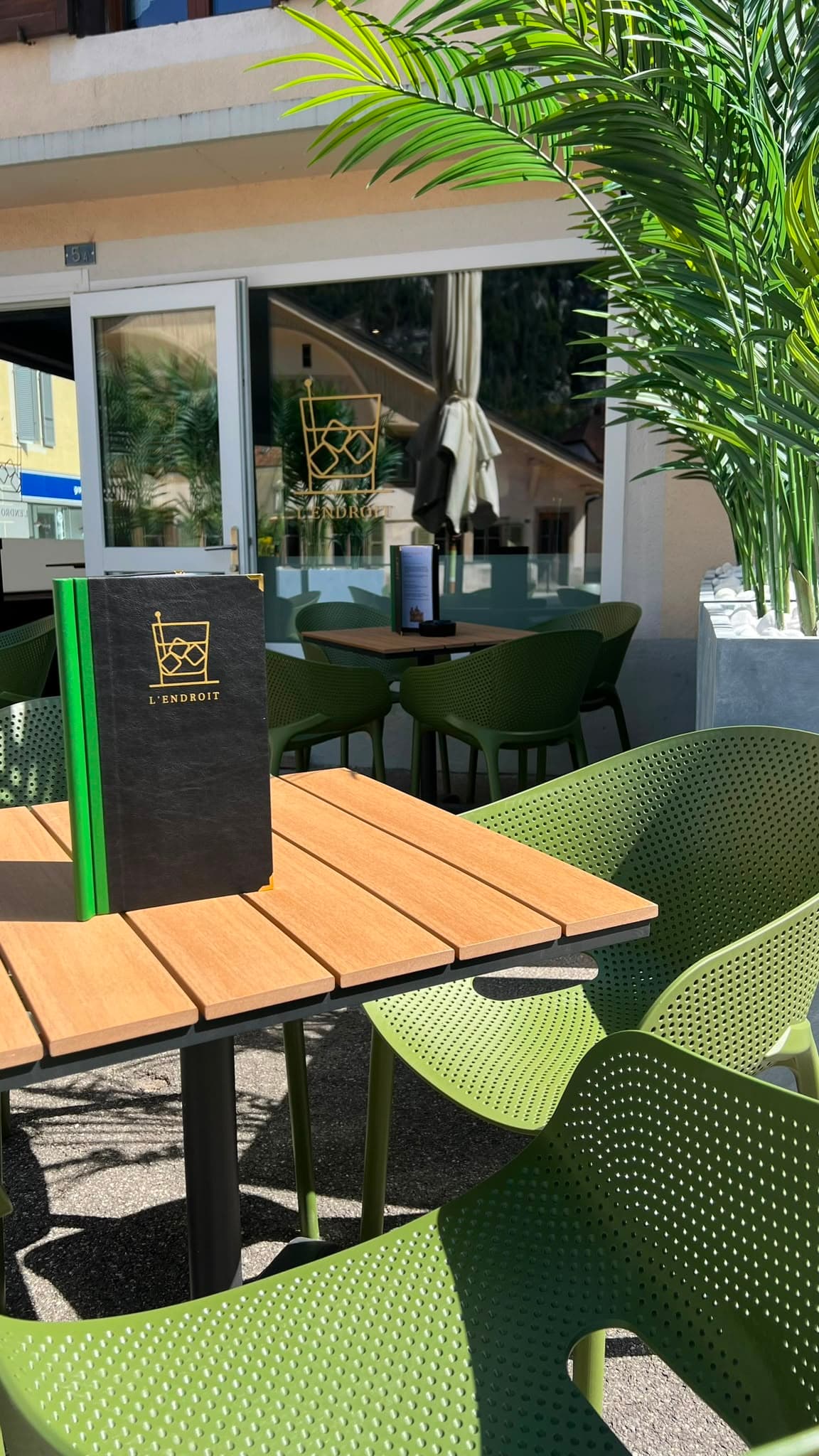 Cocktail and coffee bar for sale in Fleurier - 4